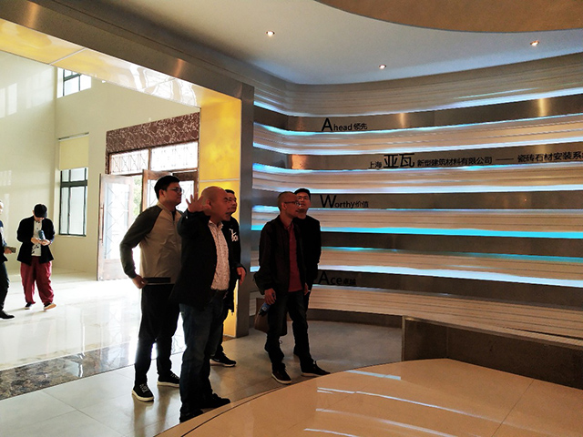 2019年(nian)4月(yue)16日(ri)綠城(cheng)裝(zhuang)飾(shi)公(gong)司(si)部(bu)分(fen)領導(dao)到我(wo)公司進(jin)行技術(shu)交(jiao)流(liu)